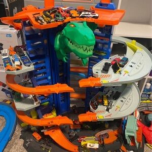 Hot Wheels City Robo T-Rex Ultimate Garage- cars included